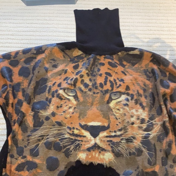 Unique turtle neck sweater - Picture 2 of 8